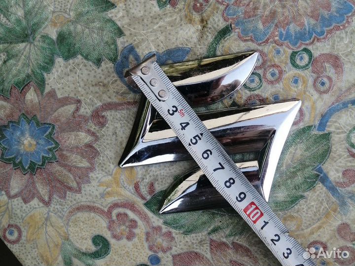 Эмблема suzuki