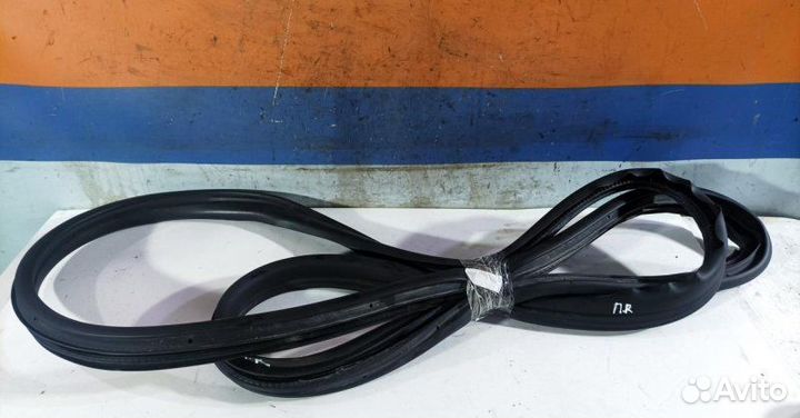 Уплотнитель двери передний Opel Astra H 2004