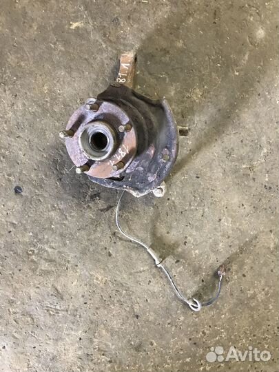 Кулак поворотный передний левый Nissan Maxima A33