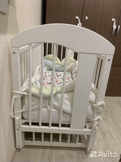 Кроватка для новорожденных с маятником