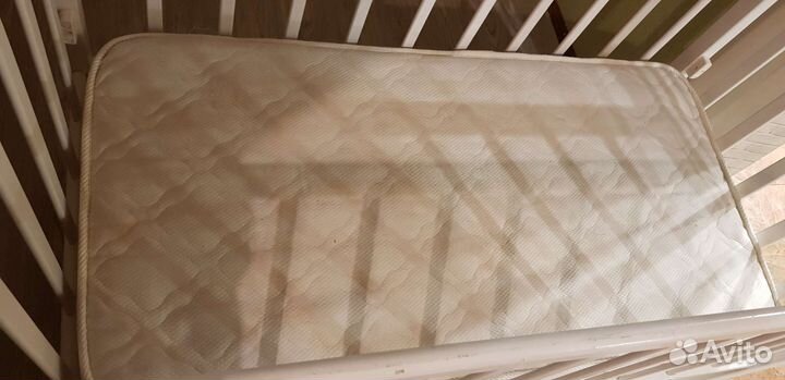 Детская кроватка с маятником