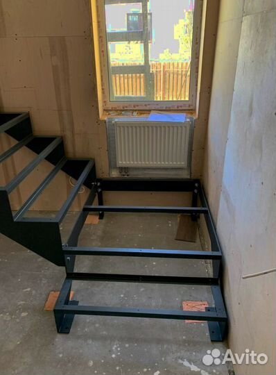 Облицовка лестничного металлокаркаса деревом