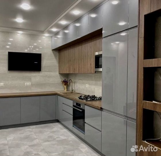 Прямая кухня в бежевом глянце и матовом дереве