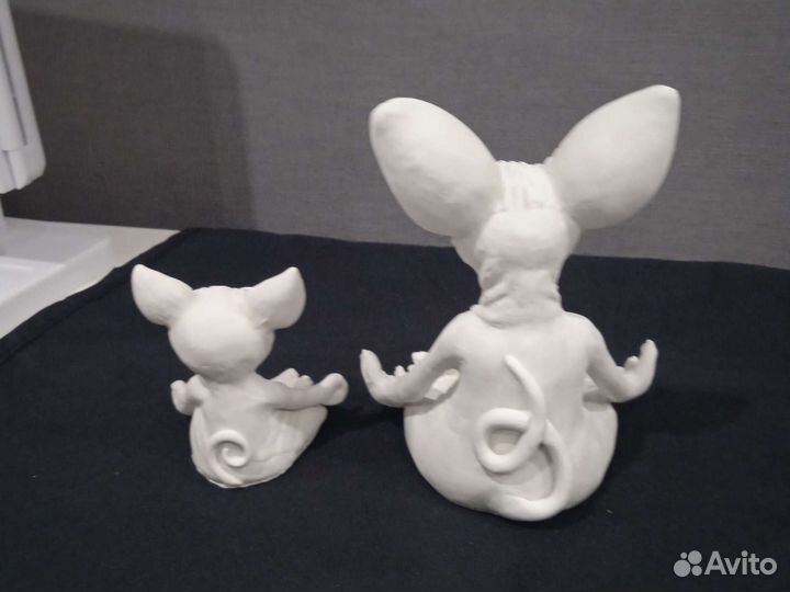 Медитирующий кот сфинкс