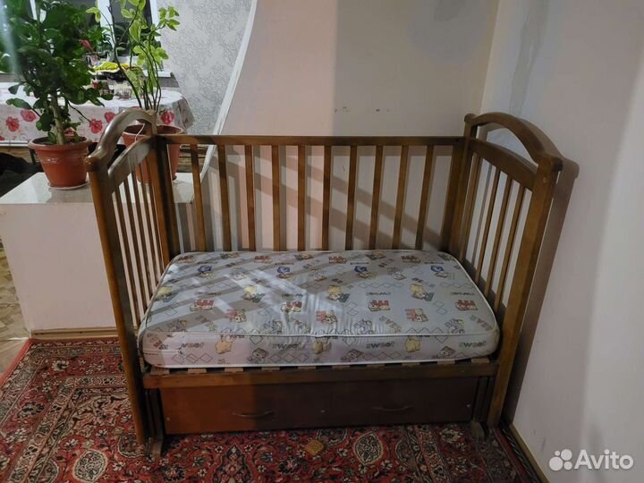 Детская кроватка с маятником и ящиком