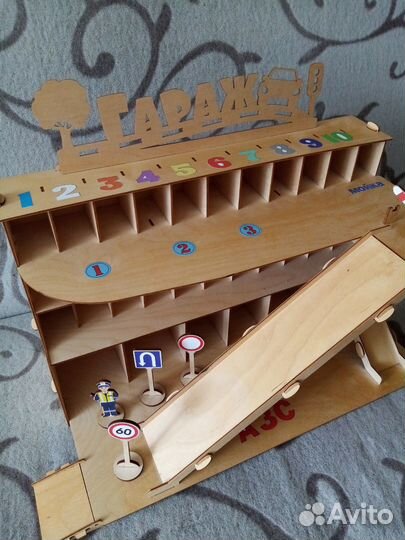 Гараж-парковка деревянная для маленьких машин