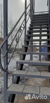 Металлическая уличная лестница