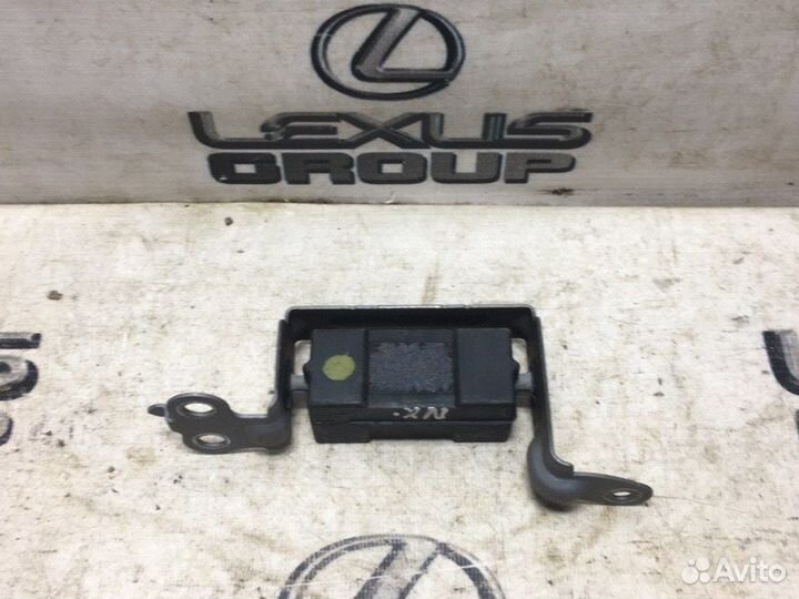 Балансир крышки багажника Lexus NX300h