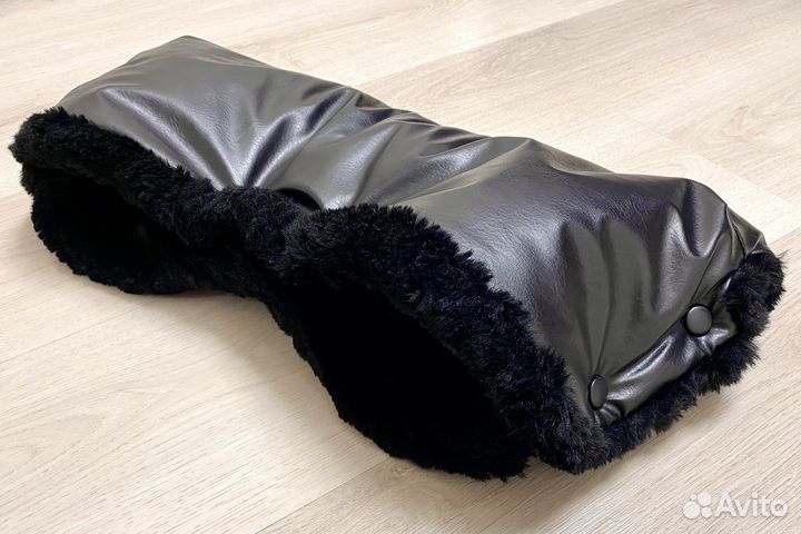Черная муфта для рук из экокожи на коляску/санки