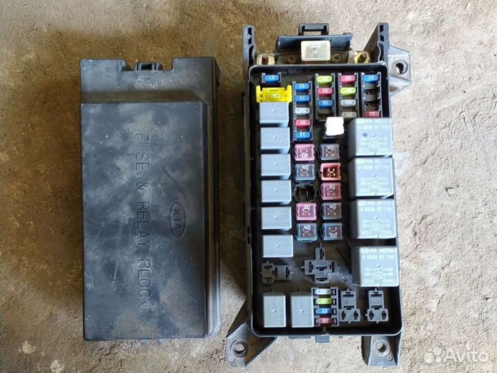 Подкапотный блок предохранителей. KIA sorento 2005