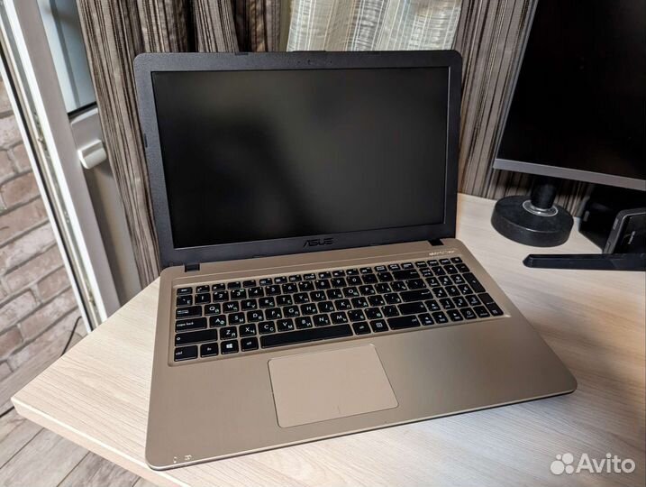 Ноутбук asus E1-7010/Radeon R2/240 SSD/2 RAM