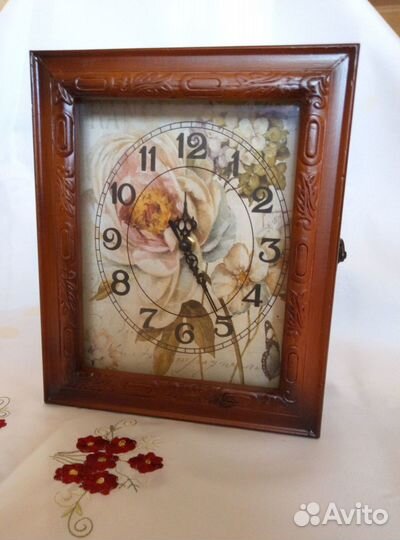 Часы с ключницей