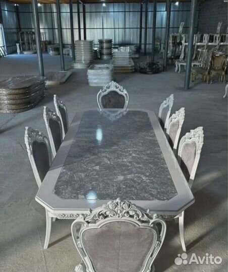 Обеденный стол со стульями
