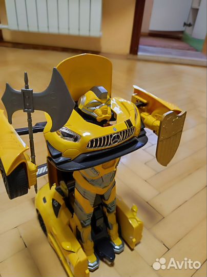 Машина-трансформер на пульте управления Бамблби