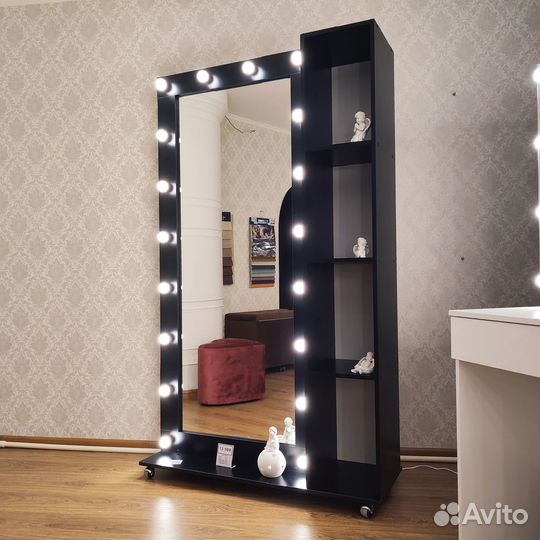 Зеркало на колесиках с полочками