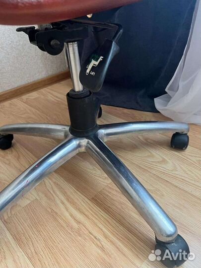 Офисное кожаное кресло руководителя