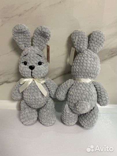 Зайчик серенький вязаный