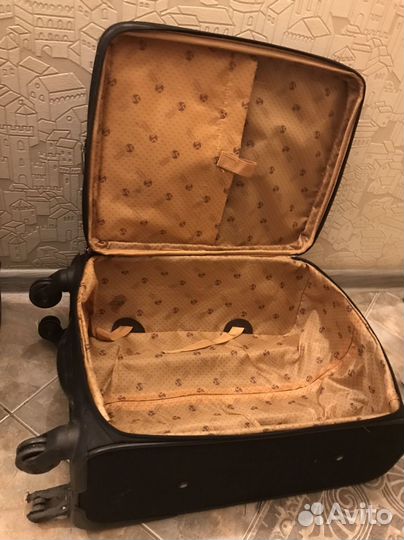 Чемодан на колесах ручная кладь