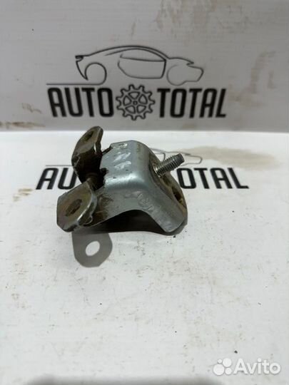 Петля двери верхняя задняя правая Nissan Almera