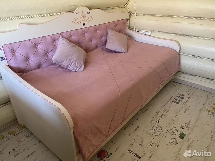 Кровать с выдвижными ящиками