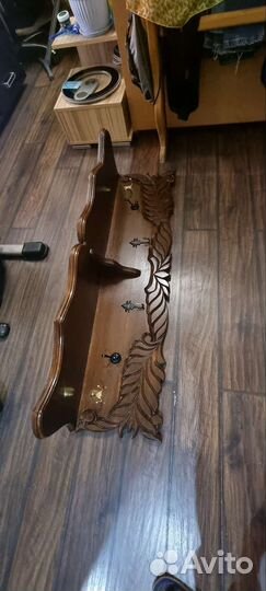 Отличная резная полка-вешалка