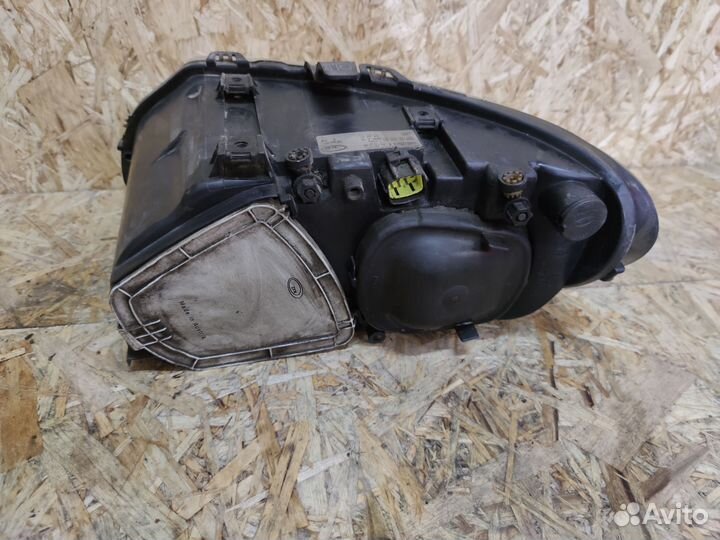 Фара правая Chrysler Voyager/Caravan (RG/RS)