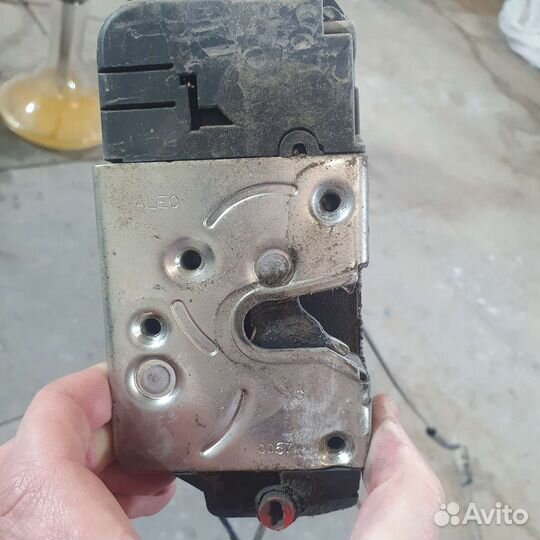 Замок двери (элек прив)левая задняя дверь гранта