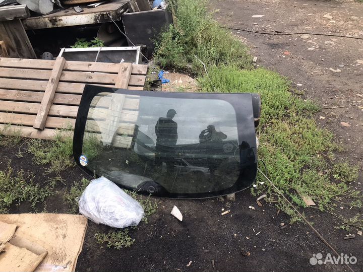 Стекло заднее Nissan march