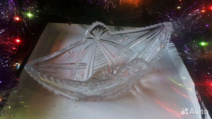 Хрустальные рюмки и салатницы