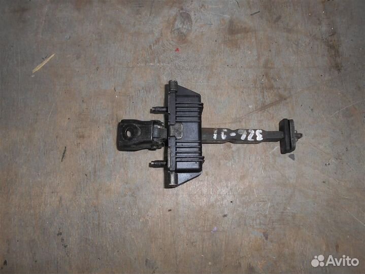 Ограничитель двери от Toyota Avensis II 2003-2008