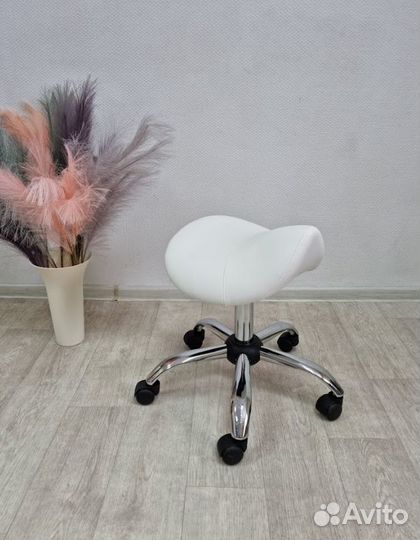 Стул седло для мастера белый без спинки
