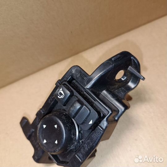 Блок управления зеркалами Nissan Qashqai J11