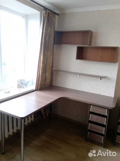 Рабочая зона в углу у окна