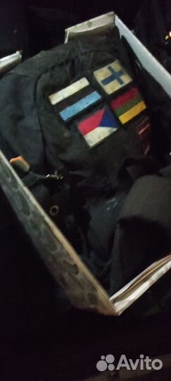 Коробка книг и рюкзак