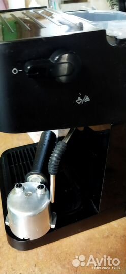 Кофеварка рожкового типа DeLonghi EC230. BK