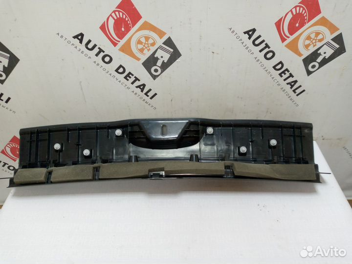 Mercedes B W246 накладка замка багажника