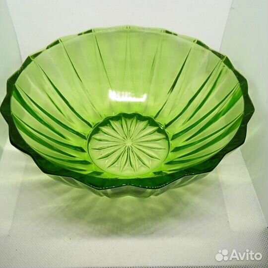 Салатница цветное зелёное стекло винтаж СССР