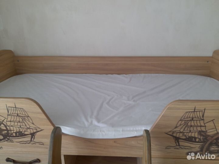 Кровать чердак со столом и шкафом