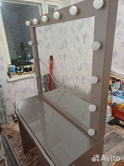 Гримерное зеркало с лампочками