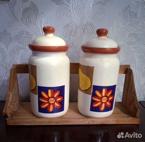 Ёмкости для хранения на подставке