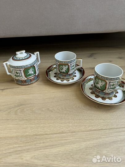 Чашка с блюдцем и сахарница