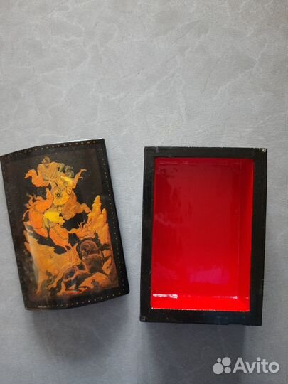 Деревянная шкатулка