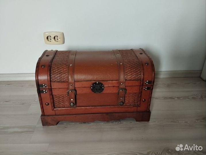 Сундук деревянный