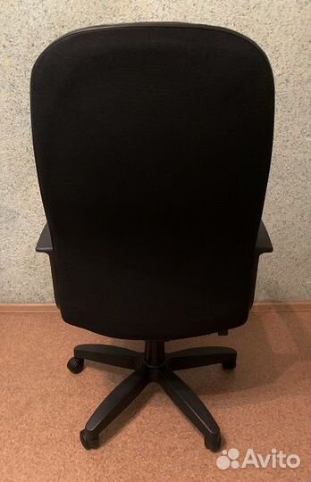 Компьютерное кресло с механизмом качания