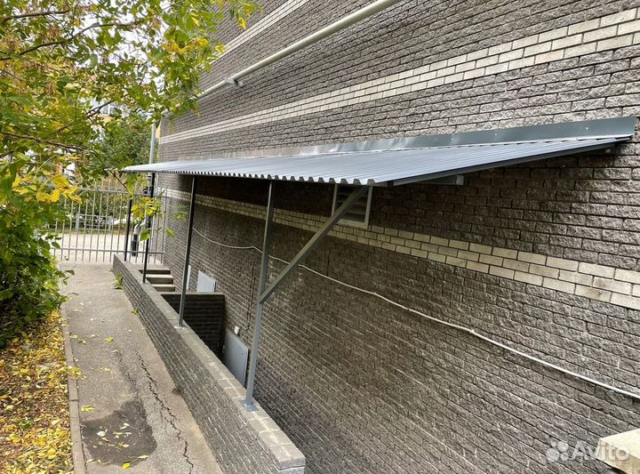 Козырек над крыльцом