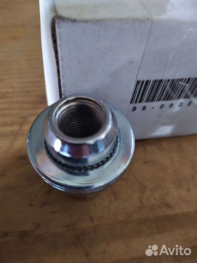 Гайки для колес Toyota 200 на четыре колеса