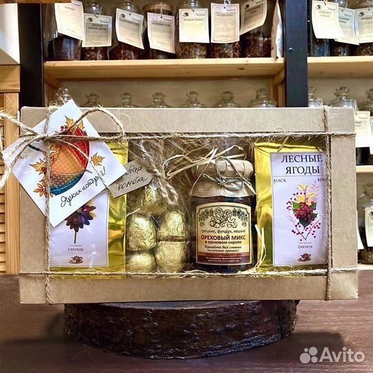 Набор с чаем, вареньем и конфетами