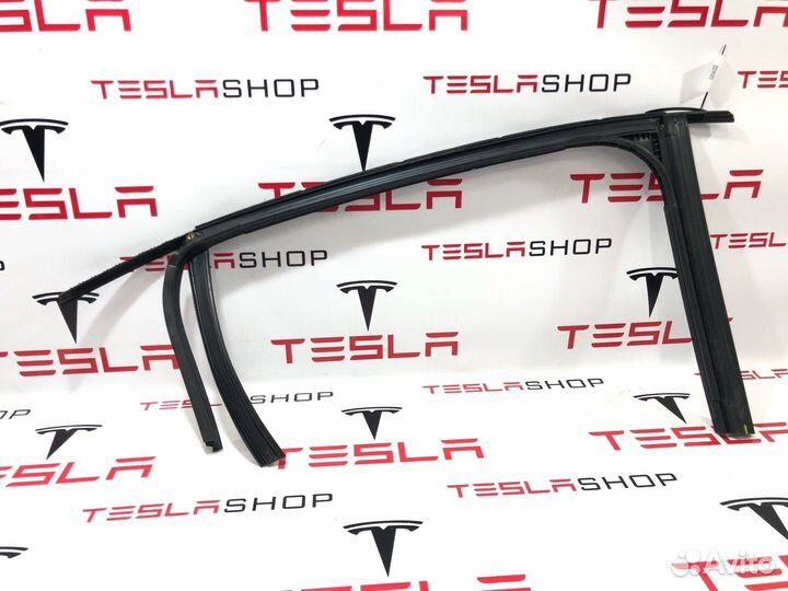 Уплотнитель стекла двери задний правый Tesla