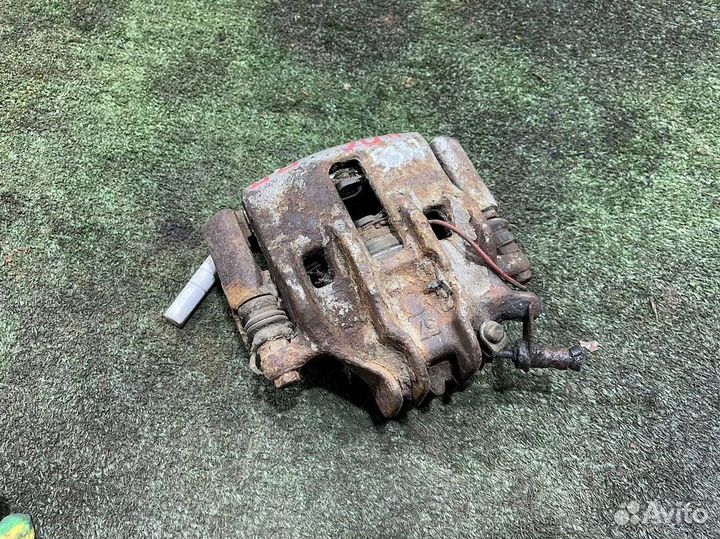 Суппорт передний правый Peugeot 406 1.8