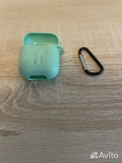 Чехлы и старые китайские аирподсы